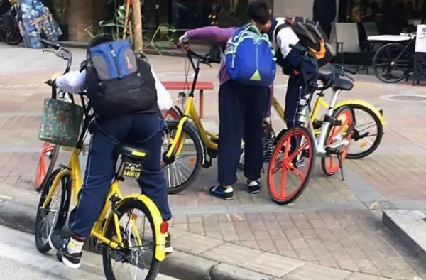 8岁男童骑车摔肝破裂 这黑锅共享单车该不该背？
