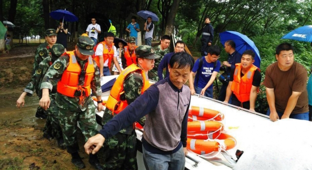 浙江衢州连续强降雨多地被淹 当地武警紧急抢险救灾