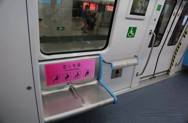 七旬老人将地铁骂停怎么回事？爱心专座该不该取消？