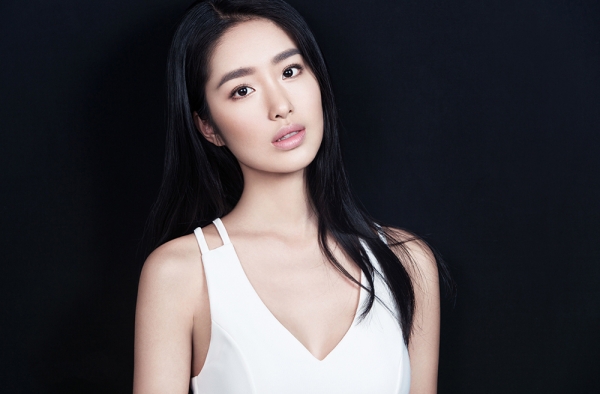 杨采钰礼服写真霸气十足 小酒窝甜美可人
