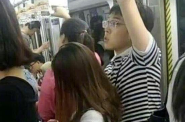 厚颜无耻！ 网曝北京地铁男子猥亵女子