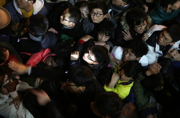 深圳地铁7号线发生踩踏事故 因一乘客突然晕倒导致