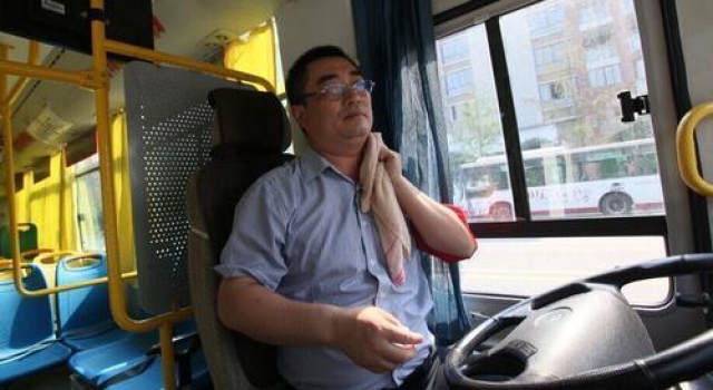 安徽公交车内高温56℃  乘客忍受移动的“桑拿房”