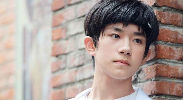 易烊千玺护照被台湾地勤曝光 TFBOYS昨日还在斥私生