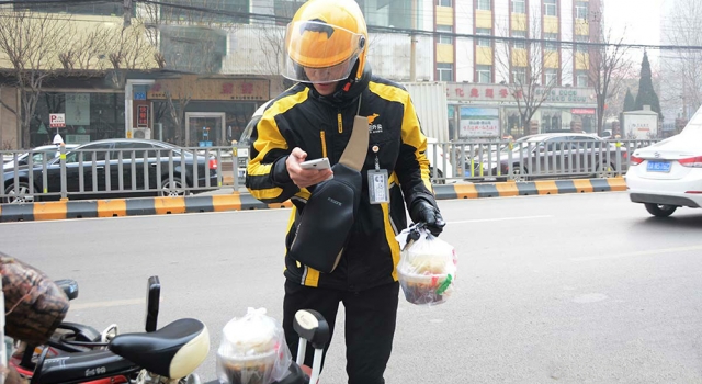 过路司机帮外卖小哥却被索赔 这是好心办坏事？