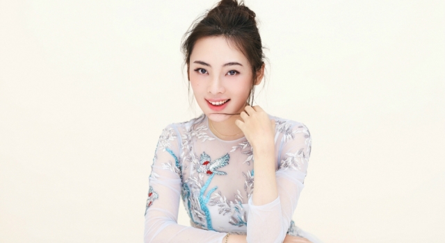 《绝密543》陈维涵最新写真曝光 薄纱连衣裙清新可爱