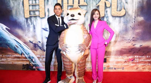 《鲛珠传》首映礼群星闪耀 张天爱玫红西装霸气侧漏