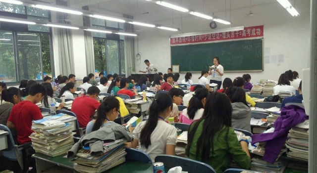 男生猛扇回击老师怎么回事？二人在教室内互扇耳光