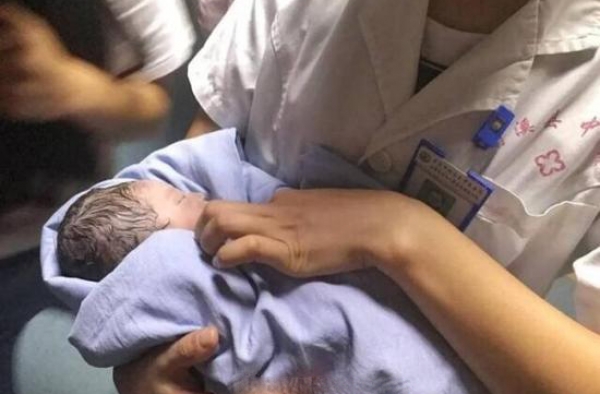 宜宾女婴被扔草丛背后真相令人震惊：妈妈竟是12岁孩子