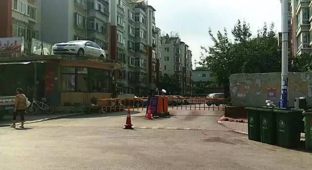 女司机停车堵门 物业：你堵门想上天就让你上天！