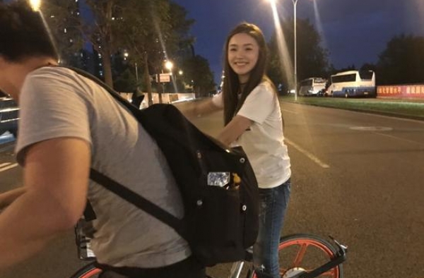 林允搭上了卓伟的顺风车 卓伟难得洗白一次