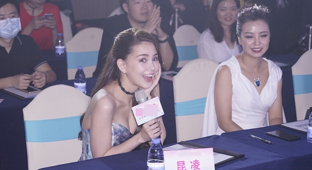 辣妈昆凌二胎产后复出 深V露肩礼服美翻全场
