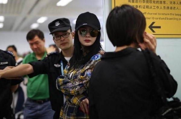 杨幂被赶出机场 杨幂最尴尬的时刻