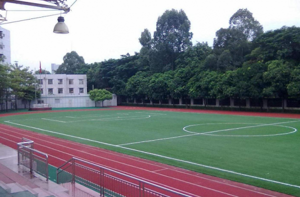 大学生军训腿太细被卡排水沟 网友：看了我的腿放心了