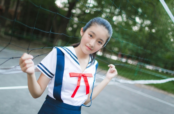 童星柴蔚曝校园写真 水手服短裙清纯可人