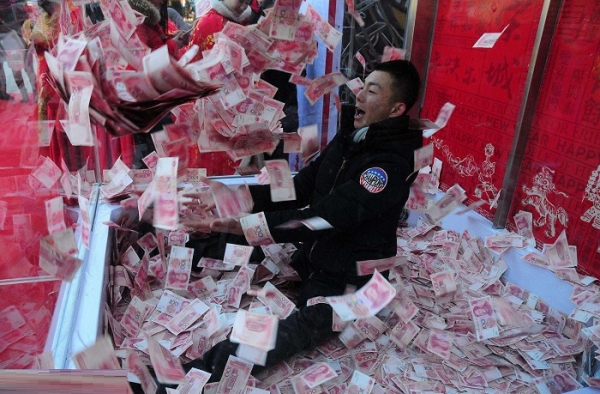 小伙失恋撒人民币 这是在证明自己是“撒币”？