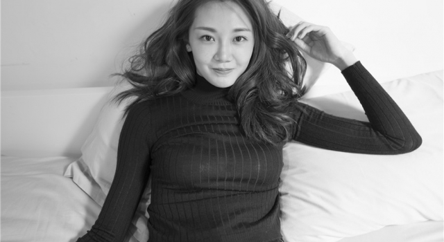 冯女郎苗苗黑白写真 波浪卷发慵懒随意