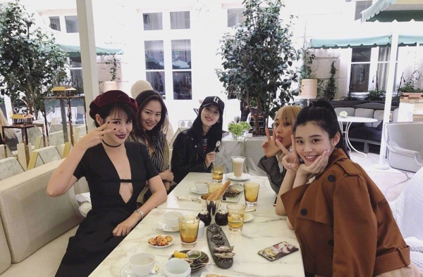 章泽天奚梦瑶同框比美 奶茶妹妹衣品终于提高了