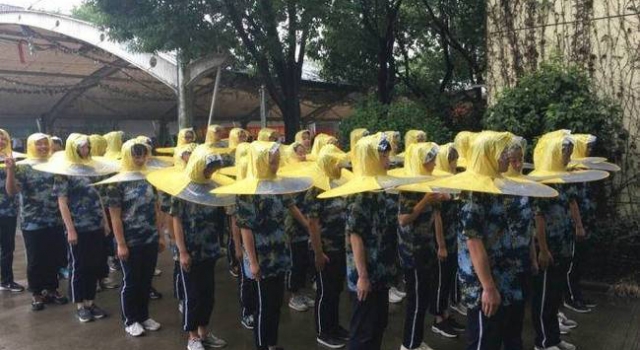 军训穿这样呆萌的雨衣 瞬间产生反差萌