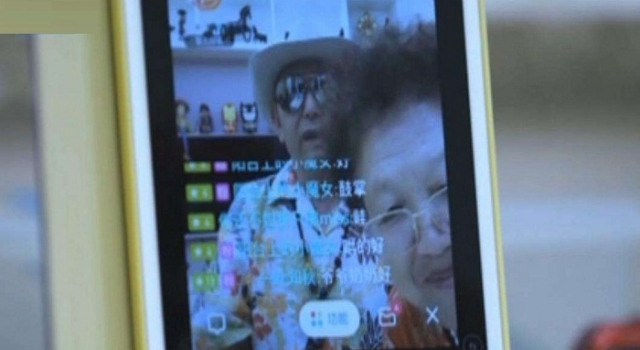 八旬奶奶直播幸福火了 网友：这一把狗粮吃的开心