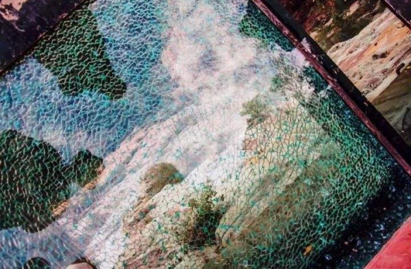 景区玻璃栈道碎裂特效 网友：简直是噩梦般的存在……