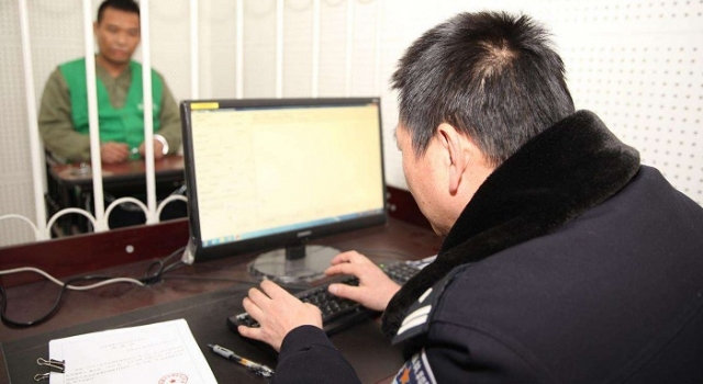 三名男子偷完东西又见义勇为 警察蜀黍：好为难啊……