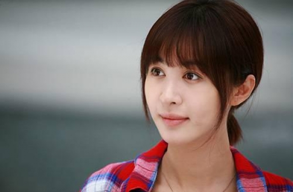 尴尬了 李菲儿裙子滑落严重走光