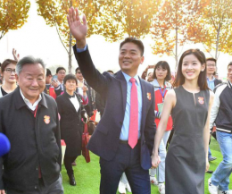 刘强东携奶茶妹妹回母校参加校庆 发表演讲鼓励后辈