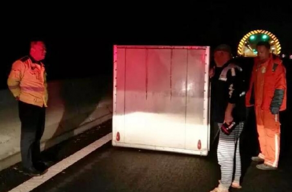 粗心司机半路“厢”丢了 至今还未认领