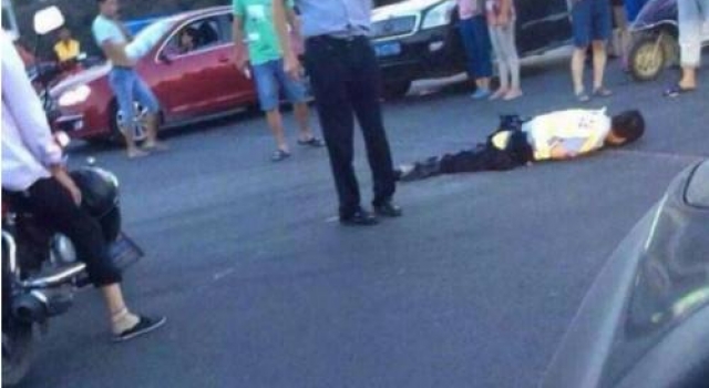 南京交警遭碾压殉职 网友：希望英雄一路走好！