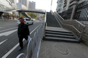 兰州过街天桥成了挡路桥被吐槽 网友：华而不实！