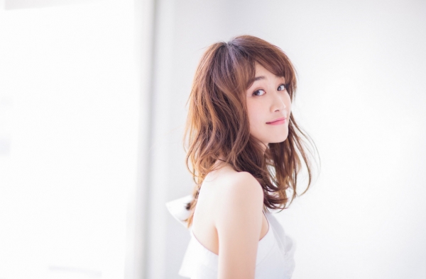 蓝盈莹写真变活力少女 笑容爽朗长腿吸睛
