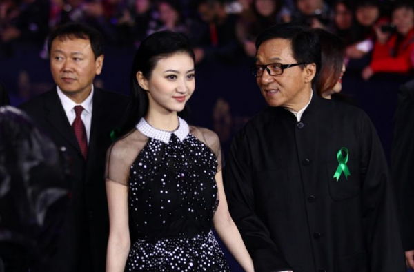 成龙景甜合影 成龙也有可爱的一面