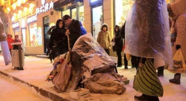 老人住进塑料袋里怎么回事?狠心子女用母亲做幌子赚钱?