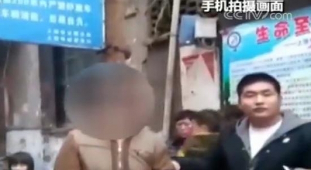惊险！人贩子当街掳小孩 路人狂追百米救出