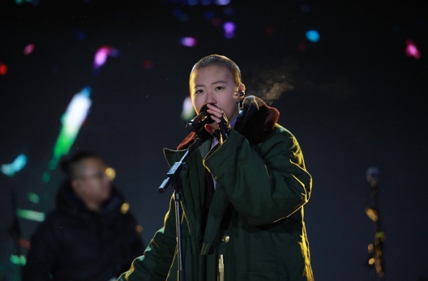 窦靖童穿军大衣致敬粉丝 网友大呼:简直就是窦唯本人！
