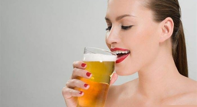 一次喝24瓶成网红 这重庆女酒神真的千杯不会醉？
