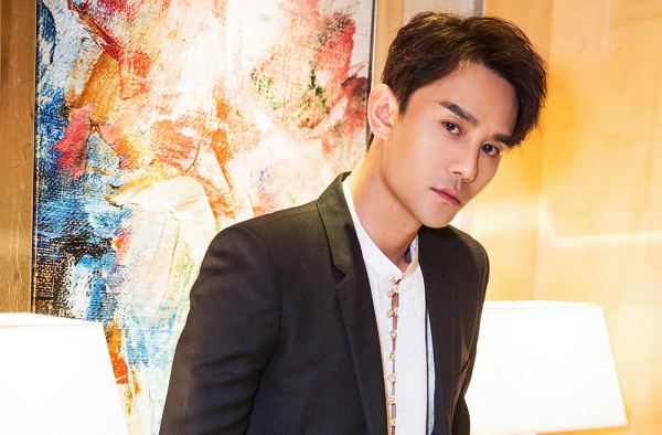 王凯：男生就简单握个手吧 男粉丝热情邀抱