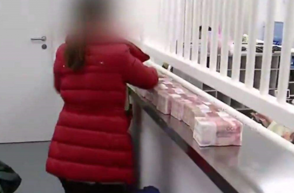 女子20秒吃50根肉串 网友：竹签被撸的直冒火星子