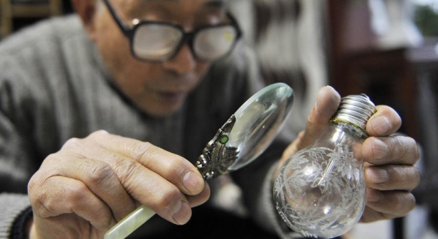 用电钻在灯泡上“作画”？ 老人：不怕人老就怕心老