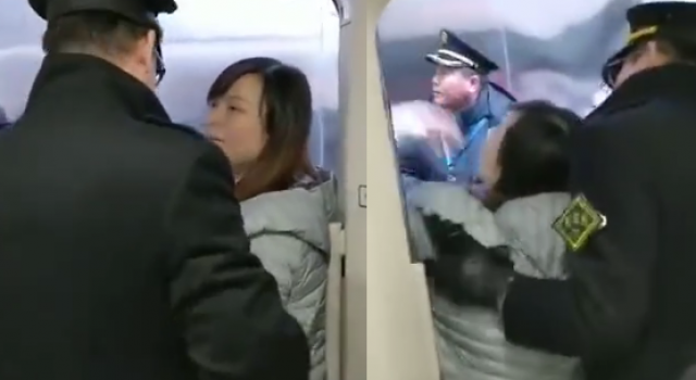 女子拼命阻碍高铁发车 原因竟是丈夫没上车