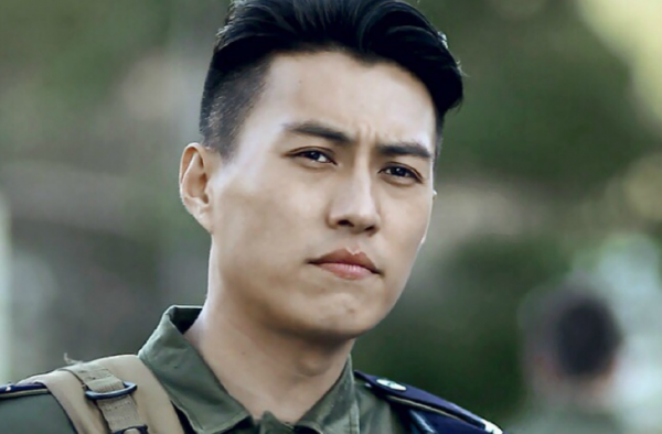 靳东儿子幼儿园照片曝光 妻子躲在暗处哭了