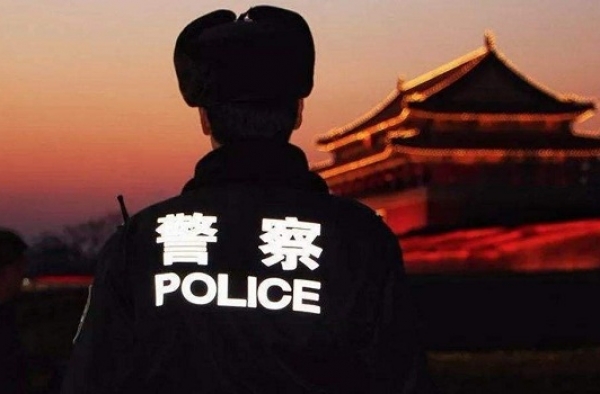 老外吸毒被抓还想装作听不懂中文 民警放大招……