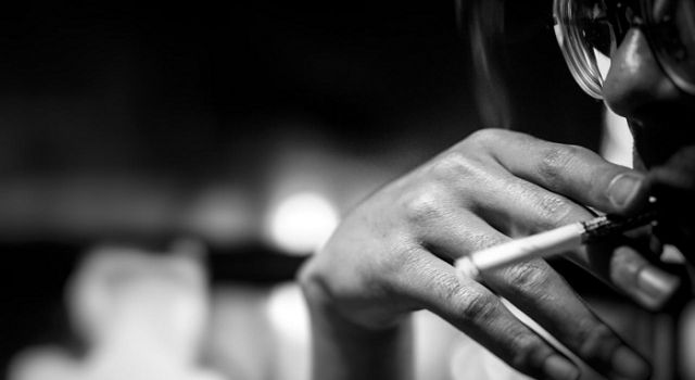 4岁男孩“社会范”十足 跷二郎腿嚼槟榔抽烟谁教的？