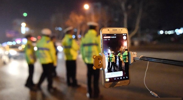 寒夜收到神秘外卖 铁骨铮铮的汉子都要感动的落泪……