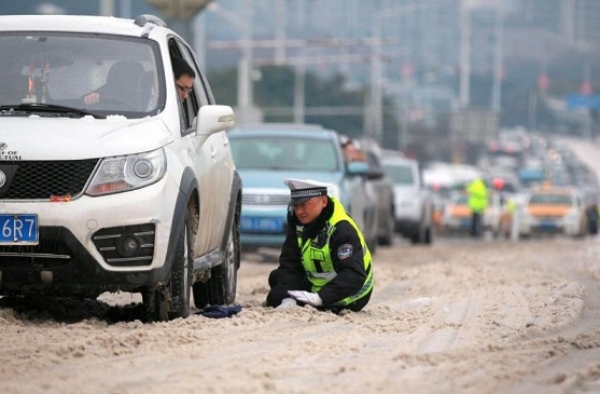 武汉交警跪地哥走红 趴雪地推车摔了一跤又一跤