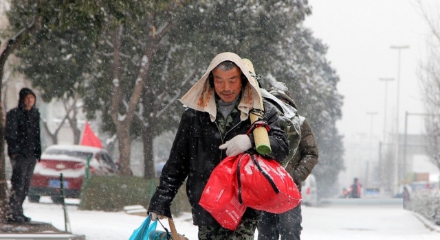 农民工大雪天徒步80里回家： 天黑能到家就行
