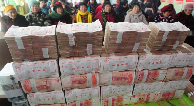 豪气！合作社发年终奖 满满的红钞票堆成现金墙