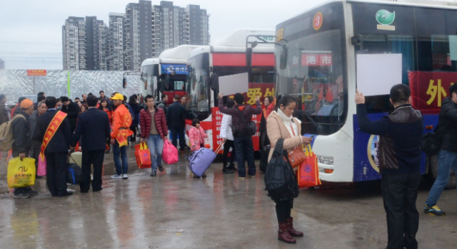 公交车拒载农民工 坐三分钟公交就知城市文明程度