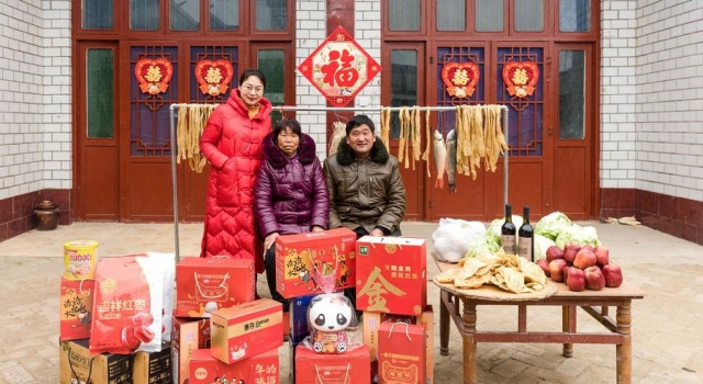 图说中国两代人的年货选择 年货都到了你们快回来吧